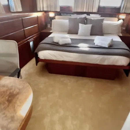 Stunning Motor Yacht In Corfu Úszó hotel *
