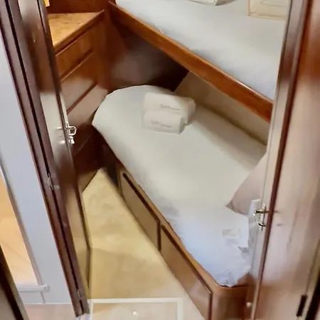 Stunning Motor Yacht In Corfu Úszó hotel