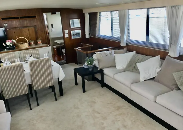 Stunning Motor Yacht In Corfu Båthotell