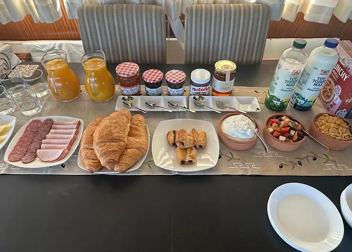 Stunning Motor Yacht In Corfu Båthotell