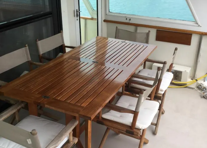 Stunning Motor Yacht In Corfu Båthotell