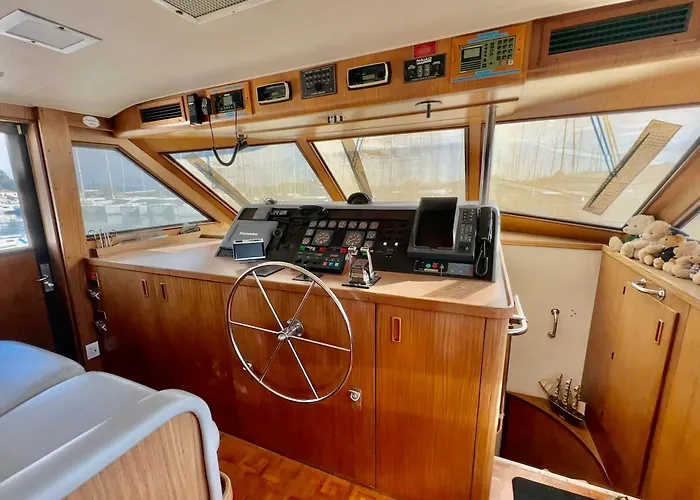 Stunning Motor Yacht In Corfu Båthotell Gouvia